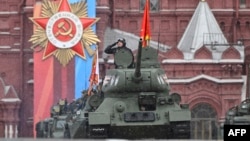 Un singur tanc, un T-34 din epoca sovietică, a defilat în Piața Roșie la parada militară de Ziua Victoriei din centrul Moscovei, 9 mai 2024.