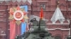 Экинчи дүйнөлүк согушту эске салган Т-34 танкы Кызыл аянтта параддан өтүп баратат. 9-май, 2024.