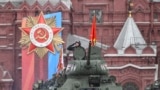 Экинчи дүйнөлүк согушту эске салган Т-34 танкы Кызыл аянтта параддан өтүп баратат. 9-май, 2024.