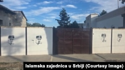 Grafiti sa likom ratnog zločinca Ratka Mladića na ogradi objekta Islamske zajednice u Somboru, u Vojvodini.