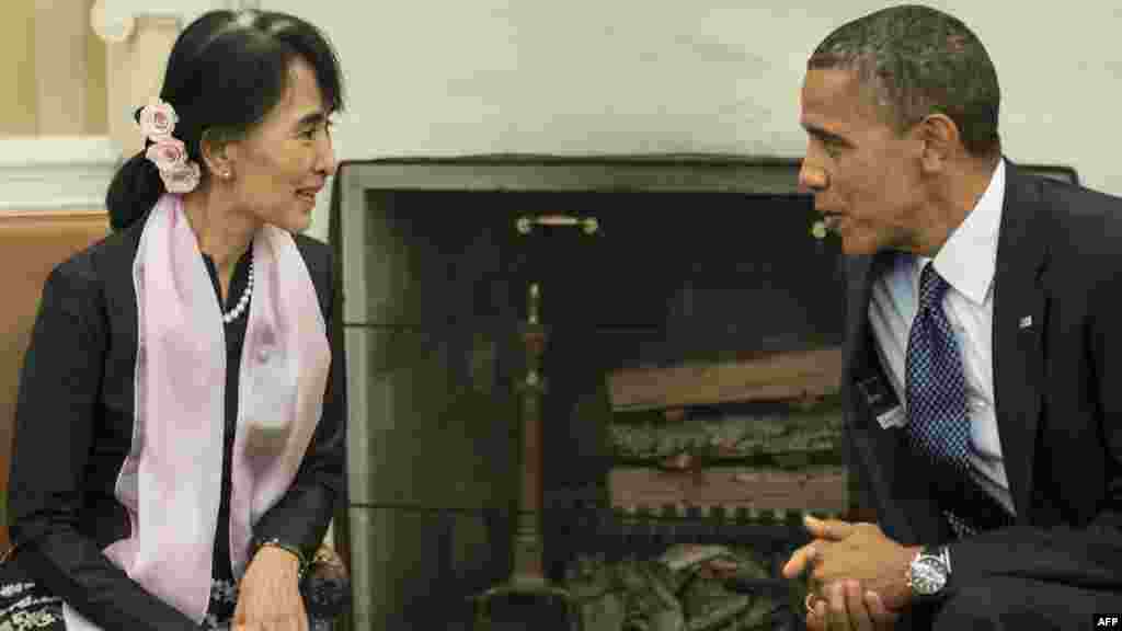 SAD - Američki predsjednik Barack Obama u razgovoru sa Aung San Suu Kyi, liderkom burmanske opozicije, kojoj je Kongres SAD-a dodijelio Zlatnu medalju, najveće američko građansko odličje, Washington, 19.09.2012. Foto: AFP / Brendan Smialowski