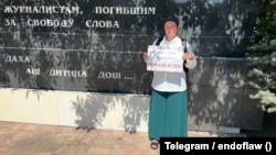 Лена Патяева на пикете в Грозном 23 августа 2026 г. Фотография из телеграм-канала "Слово защите"
