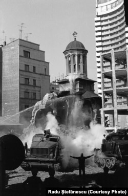 Biserica Enei în timpul demolării, în anul 1977. Imagine surprinsă de Radu Ștefănescu, care la vremea respectivă era student la Institutul de Arhitectură, aflat lângă lăcașul de cult.