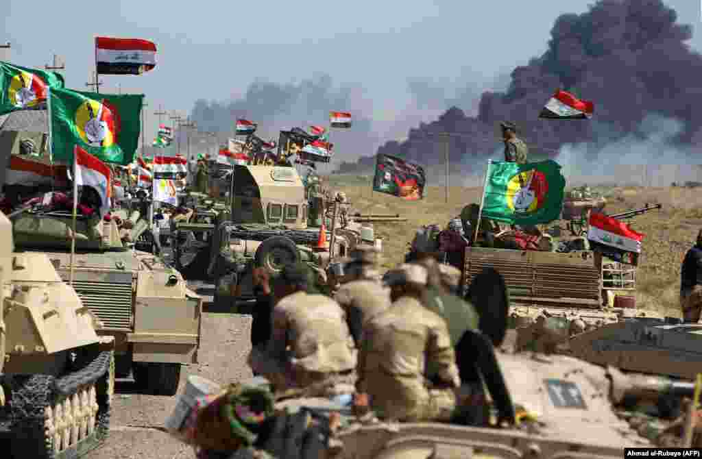 Iraqi forces and fighters from Hashed al-Shaabi (Popular Mobilisation) units advance toward the Islamic State (IS) group&#39;s stronghold of Hawija on October 4. (AFP/Ahmad-al-Rubaye)