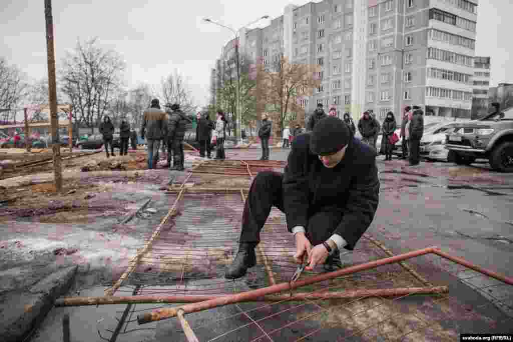 Будаўніцтва офіснага цэнтру ля Курапатаў. Актывісты зладзілі пратэст супраць будаўніцтва. Менск, 20 лютага 2017