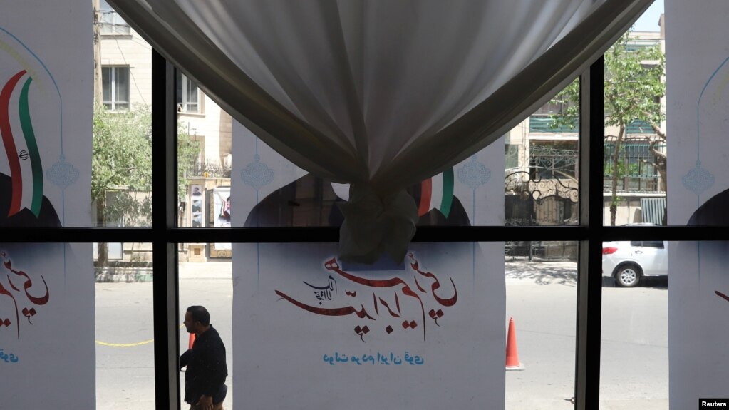 پوسترهای ابراهیم رئیسی در یک مرکز تبلیغاتی در تهران، خرداد ۱۴۰۰
