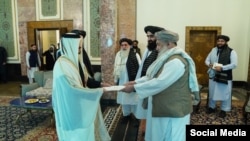 ملا محمدحسن آخند رئیس الوزرای حکومت طالبان با مردیف علی القاشوطی سفیر جدید قطر در کابل