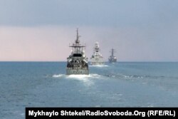 Зліва направо: HMS Trent, італійський фрегат Virginio Fasan і USS Ross в Чорному морі під час навчань Sea Breeze-2021
