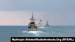 Слева направо: HMS Trent, итальянский фрегат Virginio Fasan и USS Ross в Черном море во время учений Sea Breeze-2021