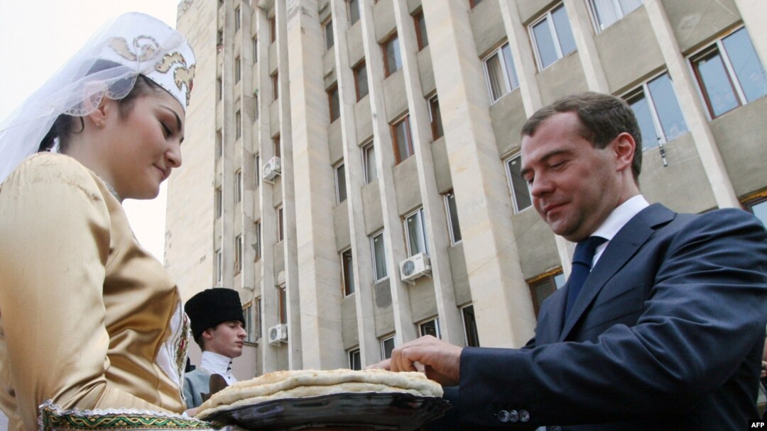 Традиция теплого приема высокого гостя рождалась в Цхинвали прямо на глазах 