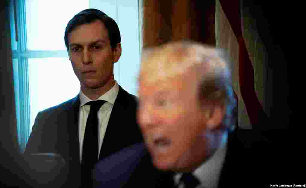 САД - Советникот на американскиот претседател Доналд Трамп и негов зет, Џаред Кушнер, повторно има пристап до најделикатните доверливи документи на Белата куќа, соопштил доброупатен извор.