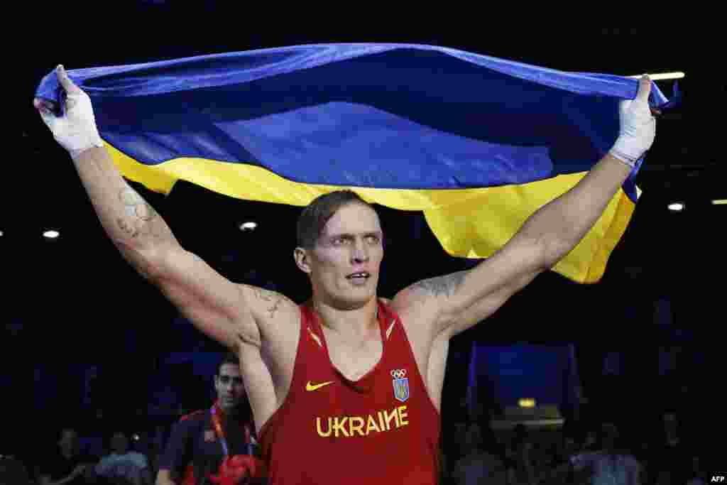 Боксер Олесандр Усик виборює олімпійське золото у ваговій категорії до 91 кілограма. Після бою Олександр танцював гопака.