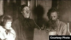 Сибирская семья впервые слушает радио, 1928. Впрочем, голоса в наушниках вряд ли эмигрантские