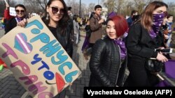 Участники женского марша. Бишкек, 8 марта 2019 года.