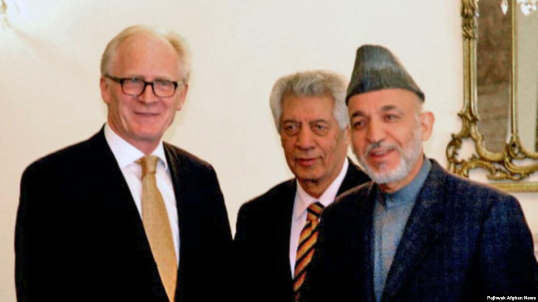 Afghan President Hamid Karzai (right) with Kai Eide in Kabul.