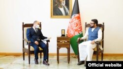 Саади Шарифи, посол Таджикистана в ИРА и Хамдулло Мухиб, советник президента Афганистана по национальной безопасности, Кабул, 5 июля 2021 года 