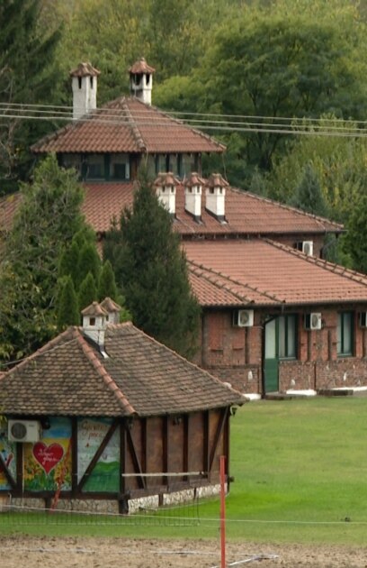 Това е идиличен комплекс на брега на река само на