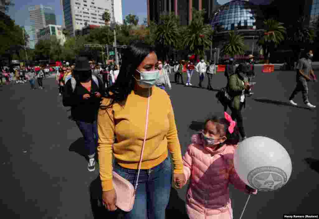 Mexikóban hétfőn az iskolák újranyitása ellen tüntettek. Szigorúan maszkban.