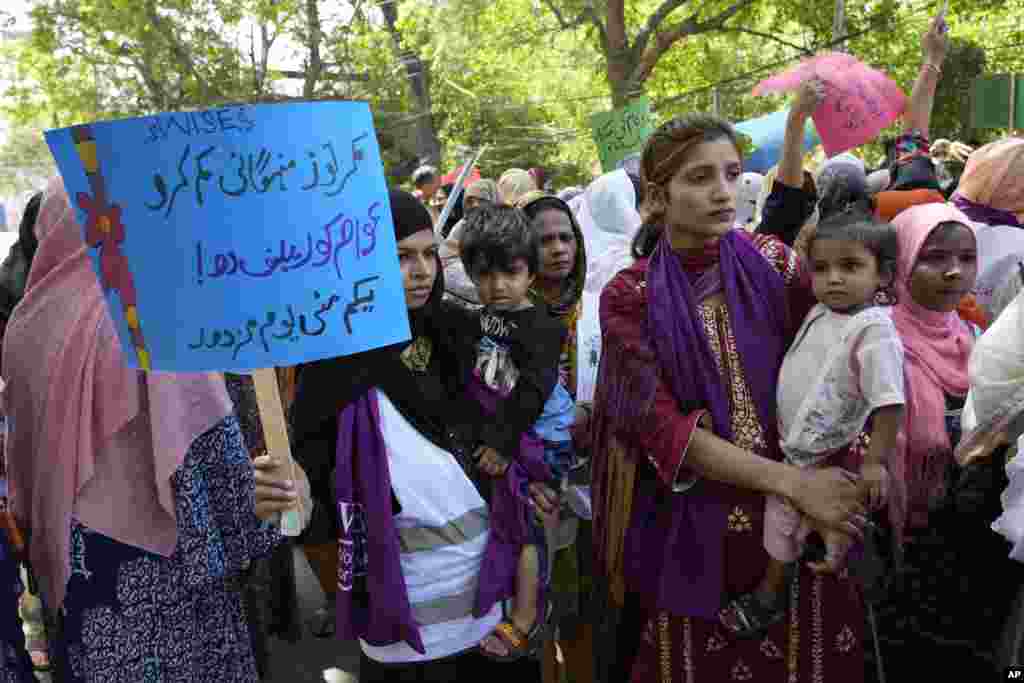 &bdquo;Reduceți inflația, compensați oamenii de rând&rdquo;, stă scris pe pancartele unor mame cu copii mici care au demonstrat de 1 Mai la Lahore, în Pakistan.&nbsp;