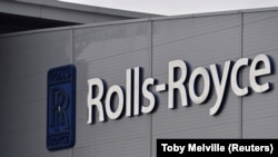 A Rolls-Royce logója az egyik angliai gyárán, 2015. december 17-én (Képünk illusztráció)