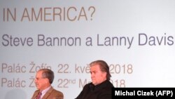 Steve Bannon (dreapta) și Lanny Davis