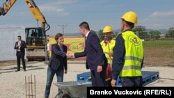 Postavljanjem kamena temeljca premijerka Ana Brnabić i gradonačelnik Predrag Terzić označili su početak izgradnje stanova za pripadnike snaga bezbednosti u Kraljevu.