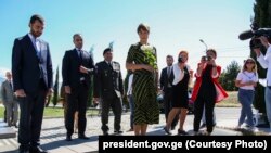 ესტონეთის პრეზიდენტი კერსტი კალიულაიდი არჩილ ტატუნაშვილის საფლავზე. 2018 წლის 12 სექტემბერი
