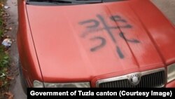Automobil Žarka Vujovića sa uvredljivim porukama