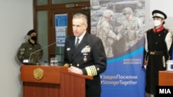 Командантот на Сојузничката команда на здружените сили на НАТО во Неапол, адмирал Роберт Бурк на прес-конференција во Скопје, 25 март 2021