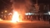 Протестующие жгут покрышки на улице одного из городов в иранской провинции Фарс