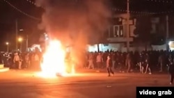 Иранның Кауар қаласында дөңгелек жағып, наразылық білдіріп жатқандар. 1 қаңтар, 2026 жыл.