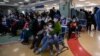 Fëmijët dhe prindërit e tyre presin në një spital për fëmijë në Pekin. Kinë, 23 nëntor 2023.