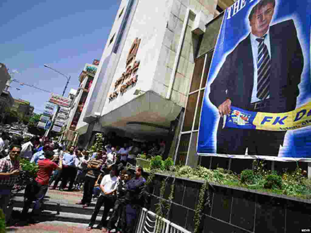 تجمع هواداران و دوستداران ناصر حجازی مقابل بیمارستان کسری