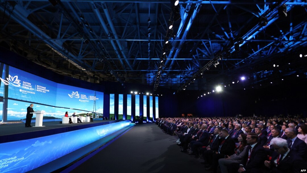Putin se adresează participanților la Forumul Economic Estic de la Vladivostok. Aici a vorbit despre cum vede el evoluția frontului din Ucraina. 