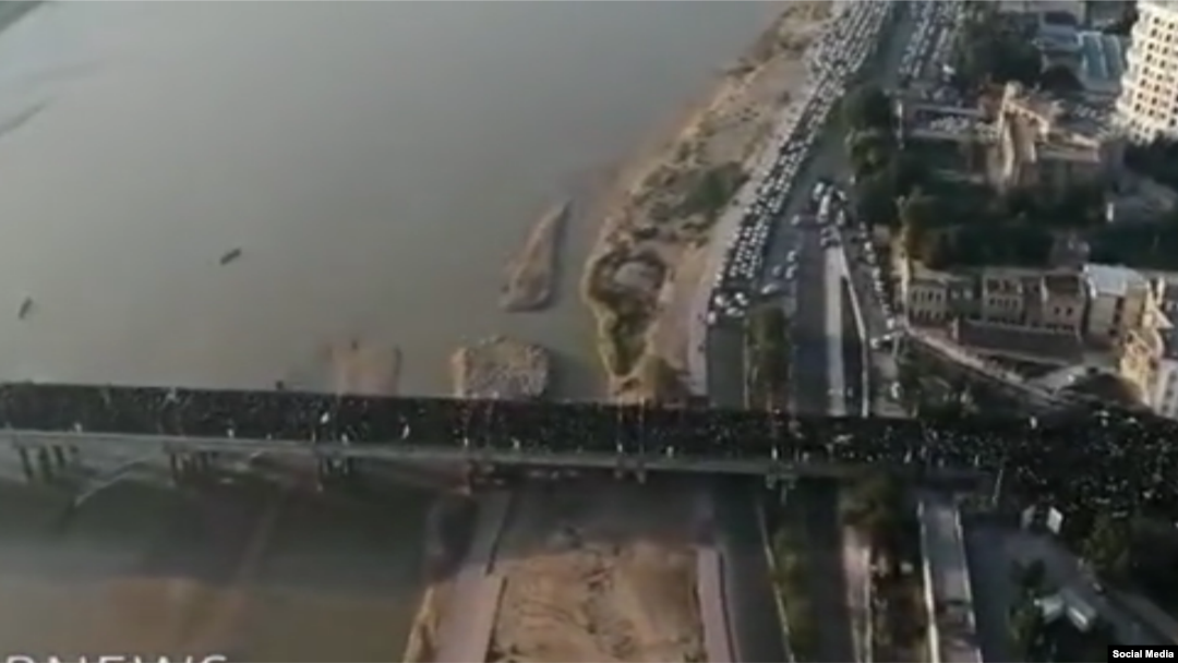  Ahvaz, ceremonia dedicată generalului Qasem Soleimani. Imagine preluată de la televiziunea IRIB