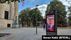 Billbord elektronik me Milorad Dodikun dhe Zelka Cvijanoviqin para Pallatit të Republikës Sërpska në Banjallukë, 15 shtator 2026.