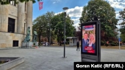 Një pllakat i Millorad Dodikut dhe Zhelka Cvijanoviqit para Pallatit të Republikës Sërpska në Banjallukë, 15 shtator 2026.