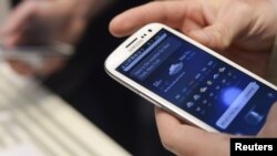 4,8 dyuymli ekran bilan jihozlangan Galaxy S III smartfoni.