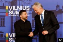 Прэзыдэнт Літвы Гітанас Наўседа вітае на саміце ў Вільні прэзыдэнта Ўкраіны Ўладзімера Зяленскага, 2 чэрвеня 2025 году