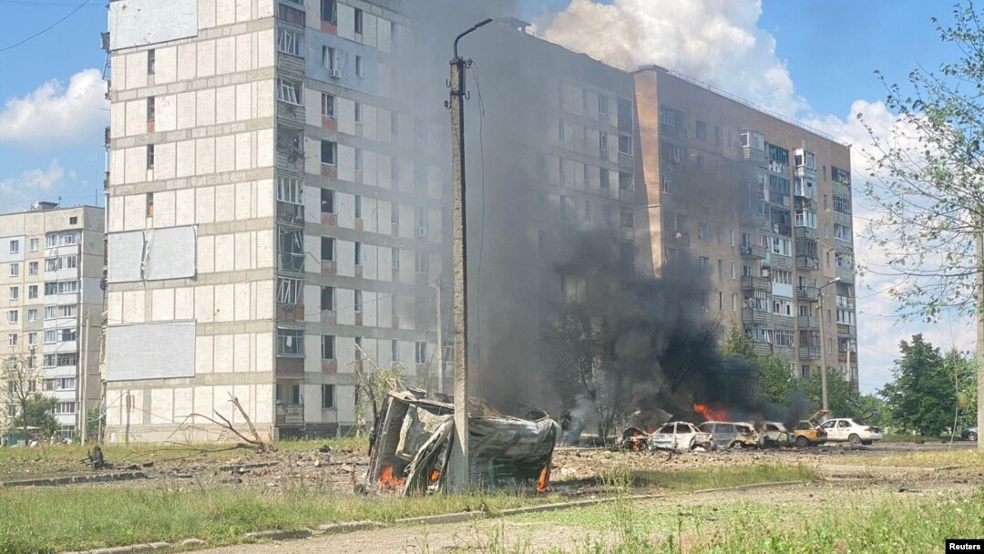 Mașini arse la locul unui atac rusesc asupra orașului Pervomaiski, în regiunea Harkov, Ucraina. 4 iulie 2023.
