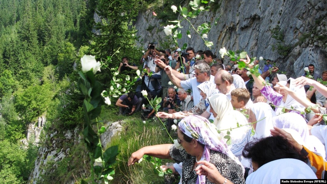 Obilježavanje godišnjice zločina na Korićanskim stijenama, fotografija iz arhive