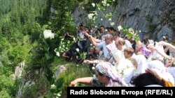 Bacanje ruža za žrtve, Korićanske stijene, 21. avgust 2010, Fotografije uz test Boris Miljević