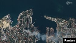 Satelitiski snimak pokazuje dim iz štaba ruske crnomorske flote, Sevastopolj, 22. septembar 2023.