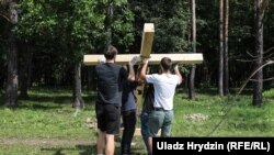 Усталяваньне крыжоў у Курапатах, жнівень 2018