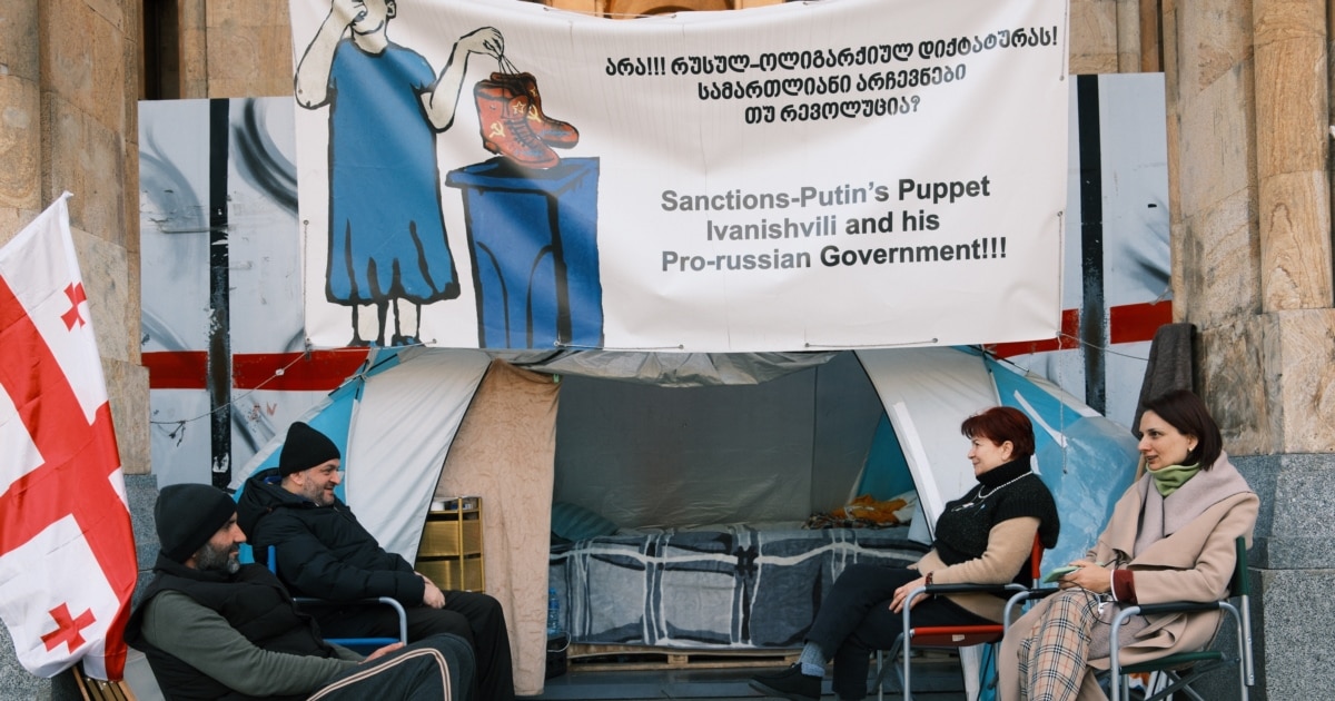 პარლამენტთან ექვსი ადამიანი შიმშილობს