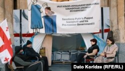 მოშიმშილეები პარლამენტის შენობასთან. ფოტო გადაღებულია 2025 წლის 2 ნოემბერს