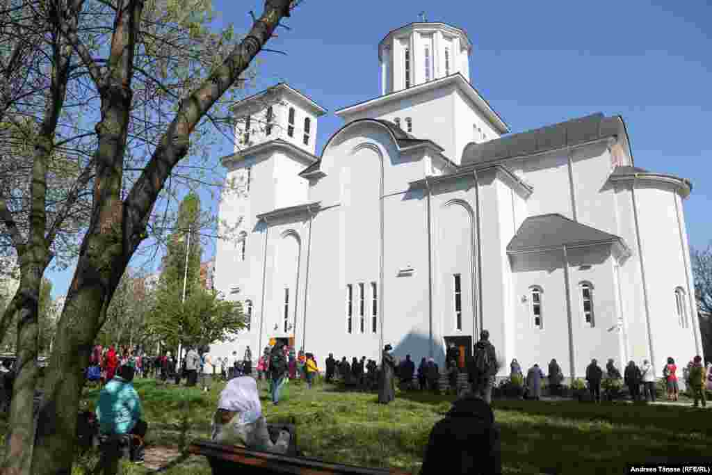 Slujba de Florii celebrată de credincioși în exteriorul Bisericii Sf. Arhangheli Mihail și Gavriil din București.