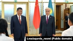 Астанада Кытайдын лидери Си Цзиньпинди казак президенти Касым-Жомарт Токаев тосуп алды. 16-июнь, 2025-ж.
