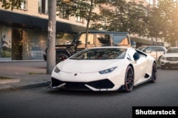 A Lamborghini Huracan photographed in Kyiv