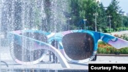 Акуляры ў фантане, ілюстрацыйнае фота 
